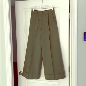 Wide leg cuffed pants with high waist.